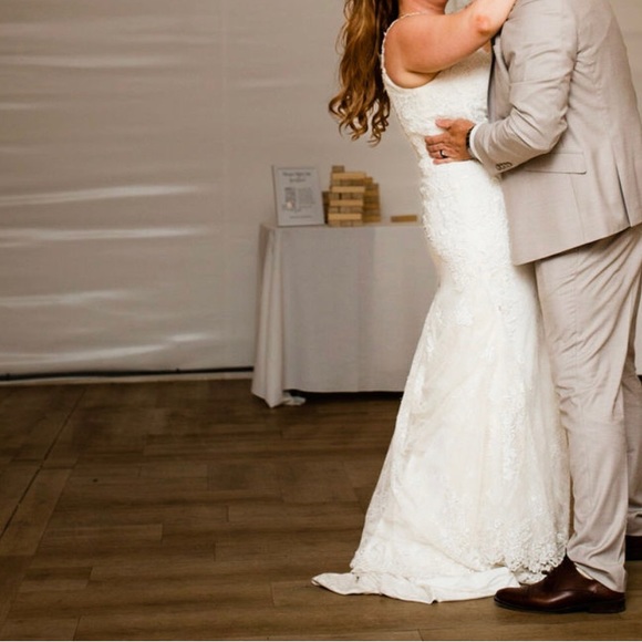 Wedding dress,worn once, bought in Calgary Alberta, - Picture 5 of 6